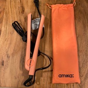 Amika hair straightener